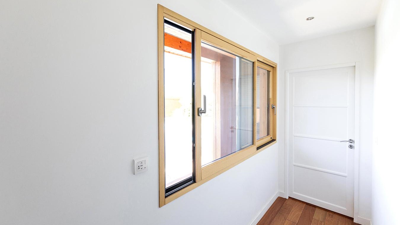 Fenêtre coulissante mixte bois aluminium finition Pin naturel à l'intérieur - Komilfo